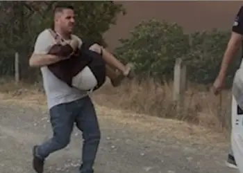 Zemra nuk digjet me flakët, heroi i Gramshit që shpëtoi jetën e një të moshuare