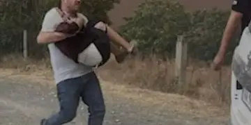 Zemra nuk digjet me flakët, heroi i Gramshit që shpëtoi jetën e një të moshuare