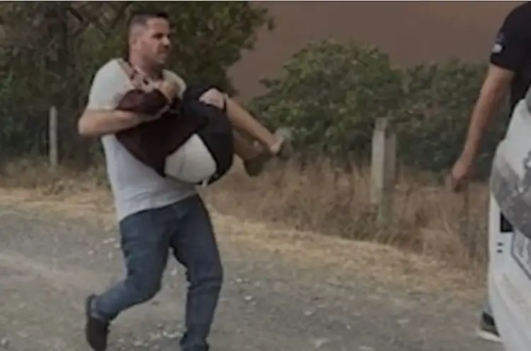 Zemra nuk digjet me flakët, heroi i Gramshit që shpëtoi jetën e një të moshuare