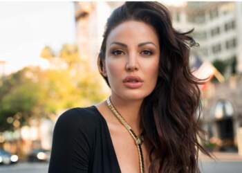 Bleona Qereti birëson një luan në Afrikë