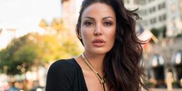 Bleona Qereti birëson një luan në Afrikë