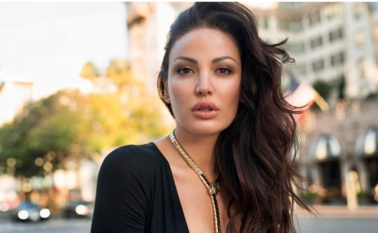 Bleona Qereti birëson një luan në Afrikë