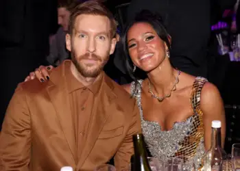 “Micah është këtu”/ Calvin Harris bëhet baba për herë të parë