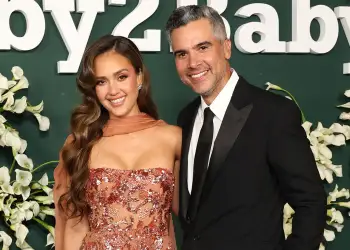 Hakmarrje! Pas ndarjes nga Jessica Alba, Cash Warren shfaqet me modelen 20 vjet më të re