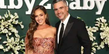 Hakmarrje! Pas ndarjes nga Jessica Alba, Cash Warren shfaqet me modelen 20 vjet më të re