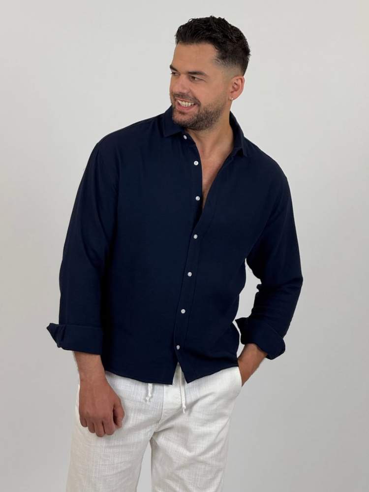 Shpat Kasapi sulmohet brutalisht në mes të dasmës nga dhëndri dhe dasmorët