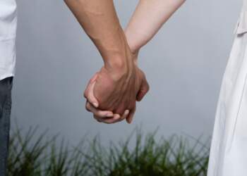 E dinit? Të kapësh prej dore partnerin mund të ulë presionin e gjakut dhe të reduktojë ankthin