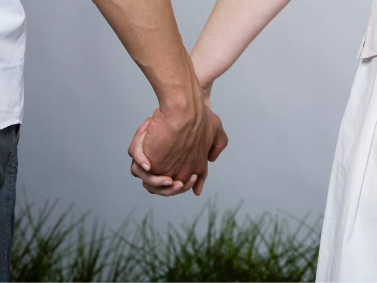 E dinit? Të kapësh prej dore partnerin mund të ulë presionin e gjakut dhe të reduktojë ankthin