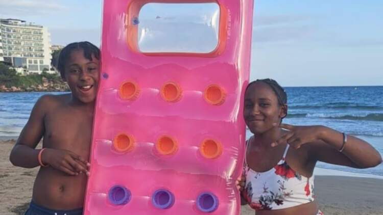 Tragjedi në Spanjë! Vëlla e motër humbin jetën në det