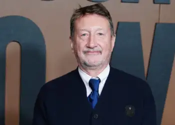 Krijuesi i Peaky Blinders do të shkruajë skenarin për filmin e ardhshëm të James Bond