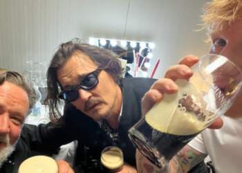 Pse një fotografi e Ed Sheeran me Johnny Depp dhe Russell Crowe po vërshohet nga një valë kritikash në internet?