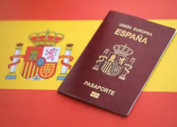 Tronditje në Barcelonë: Prindërit braktisin fëmijën 10-vjeçar në aeroport pasi pasaporta kishte skaduar