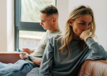 Rreziku i injorimit në lidhje: Si telefoni mund të ndikojë komunikimin dhe dashurinë