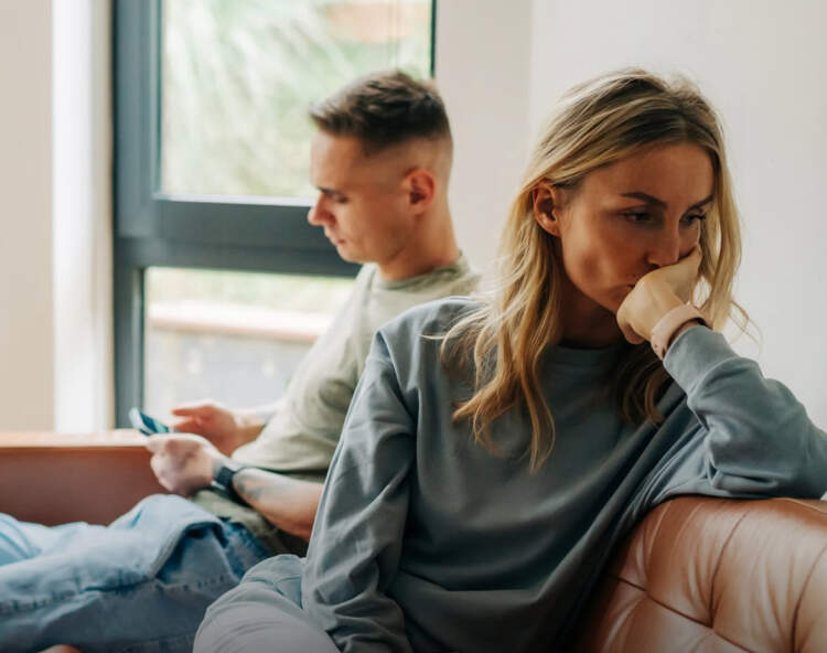 Rreziku i injorimit në lidhje: Si telefoni mund të ndikojë komunikimin dhe dashurinë