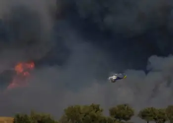Zjarret në Greqi: Një viktimë dhe evakuime për shkak të erërave të fuqishme