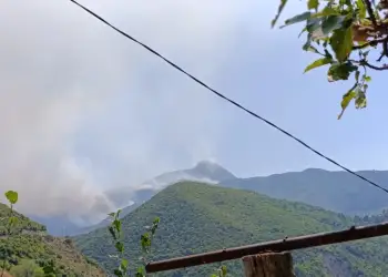 Zjarret u afrohen shtëpive, banorët e tre fshatrave në Gramsh urdhërohen të largohen