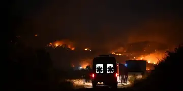 Situatë kritike nga zjarret në Finiq, digjen dy banesa! Evakuohen banorët