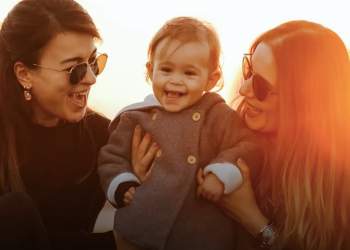 Ekspertët e prindërimit: Tezet janë po aq të rëndësishme sa nënat në rritjen e vajzave