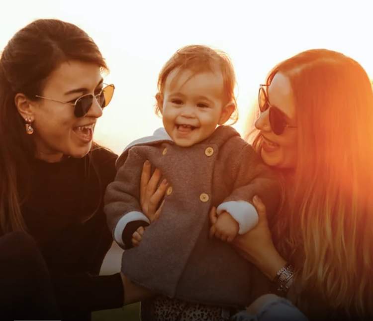 Ekspertët e prindërimit: Tezet janë po aq të rëndësishme sa nënat në rritjen e vajzave