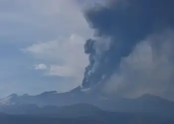 Etna zgjohet sërish, lava rrjedh dhe aeroporti në alarm