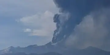 Etna zgjohet sërish, lava rrjedh dhe aeroporti në alarm