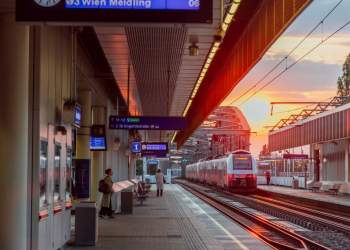 Në buzë të katastrofës: 24-vjeçari shpëton mrekullisht duke u kapur jashtë trenit