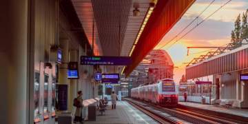 Në buzë të katastrofës: 24-vjeçari shpëton mrekullisht duke u kapur jashtë trenit