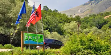 Situatë kritike në Parkun e Syrit të Kaltër: Mbi 500 turistë evakuohen për shkak të zjarrit