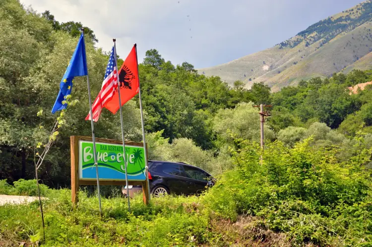 Situatë kritike në Parkun e Syrit të Kaltër: Mbi 500 turistë evakuohen për shkak të zjarrit