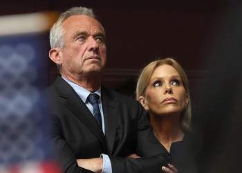 Cheryl Hines reagon për martesën me RFK Jr. dhe skandalet rreth tij