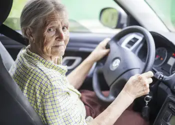 Debati në Britani: A janë drejtuesit mbi 70 vjeç më të rrezikshëm në rrugë?