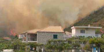 Zjarri rrethon shtëpitë në Kasapaj të Delvinës, flakët përhapen me shpejtësi