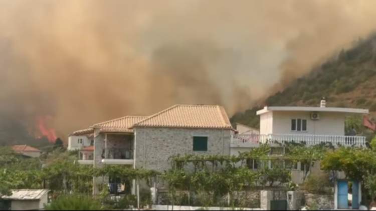 Zjarri rrethon shtëpitë në Kasapaj të Delvinës, flakët përhapen me shpejtësi