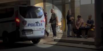 “14 vjeçari vuri karrigen para trupit”, detaje tronditëse nga vrasja në Maliq