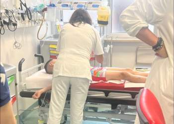 Pas humbjes së motrave në aksident, vëllai i vogël i familjes Dhimaku mbërrin në Romë, nis kurimi për leuceminë