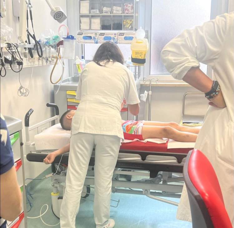 Pas humbjes së motrave në aksident, vëllai i vogël i familjes Dhimaku mbërrin në Romë, nis kurimi për leuceminë