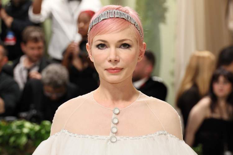 Michelle Williams bëhet nënë për herë të katërt përmes një nëne surrogate