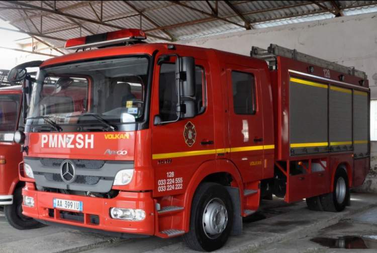 Përfshihet nga flakët lokali i këngëtarit të njohur