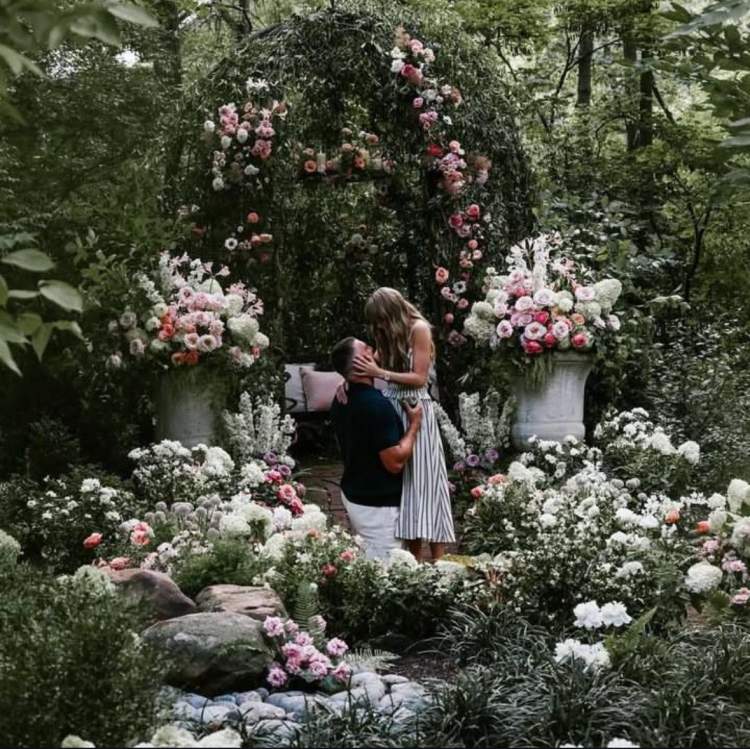 Surprizë!! Fejohet çifti i njohur i showbizit