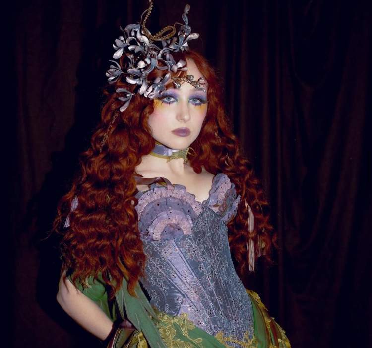 Drag queens, kafshë dhe muzika, çfarë ndodhi pas skenës në koncertin e Chappell Roan