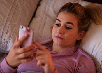 Trendi i ri i Gen Z: ‘Bed Rotting’ dhe rreziqet për shëndetin mendor