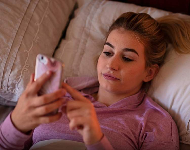 Trendi i ri i Gen Z: ‘Bed Rotting’ dhe rreziqet për shëndetin mendor