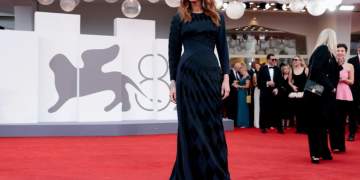 Julia Roberts ecën në tapetin e kuq për herë të parë në Venecia
