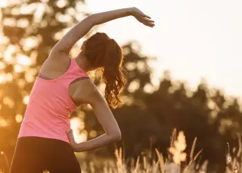 Si ushtrimet ndihmojnë në uljen e rrudhave dhe përmirësimin e pamjes së lëkurës