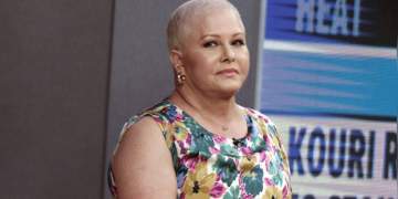 Ylli i ‘Baywatch’ njofton betejën me kancerin e gjirit dhe operacionin që iu nënshtrua