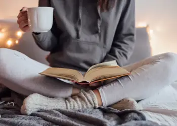 Aktivitete perfekte për një ditë me shi dhe stuhi: Si ta shfrytëzoni këtë të shtunë!