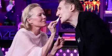 Flirt live në studio! Pamela Anderson “tundon” Liam Neeson me buzëkuqin e saj