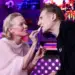 Flirt live në studio! Pamela Anderson “tundon” Liam Neeson me buzëkuqin e saj