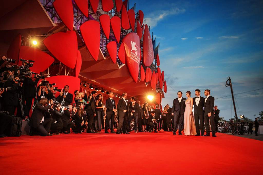 Hapet edicioni i 82-të i Festivalit të Filmit në Venecia, yjet e Hollywoodit nisin paradën