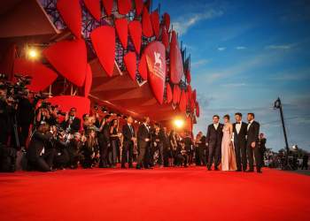 Hapet edicioni i 82-të i Festivalit të Filmit në Venecia, yjet e Hollywoodit nisin paradën
